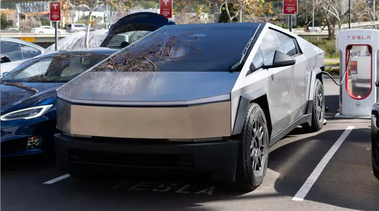 Tesla dá carga grátis